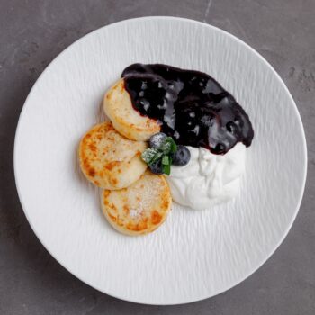 Сырники с джемом из смородины и сливочным муссом — Luma bistro & bakery, Тараз
