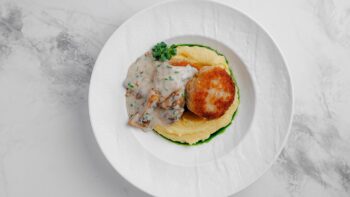 Котлеты из индейки, картофельное пюре, сливочно-грибная полента — Luma bistro & bakery, Тараз