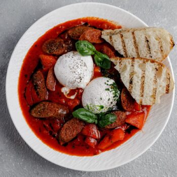 Пикантная шакшука с Chorizo и яйцами пашот — Luma bistro & bakery, Тараз