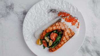 Стейк лосося, припущенный рис, салат из листьев шпината — Luma bistro & bakery, Тараз