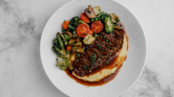 Стейк Striploin, картофельное пюре, мексиканские овощи, соус Жю — Luma bistro & bakery, Тараз